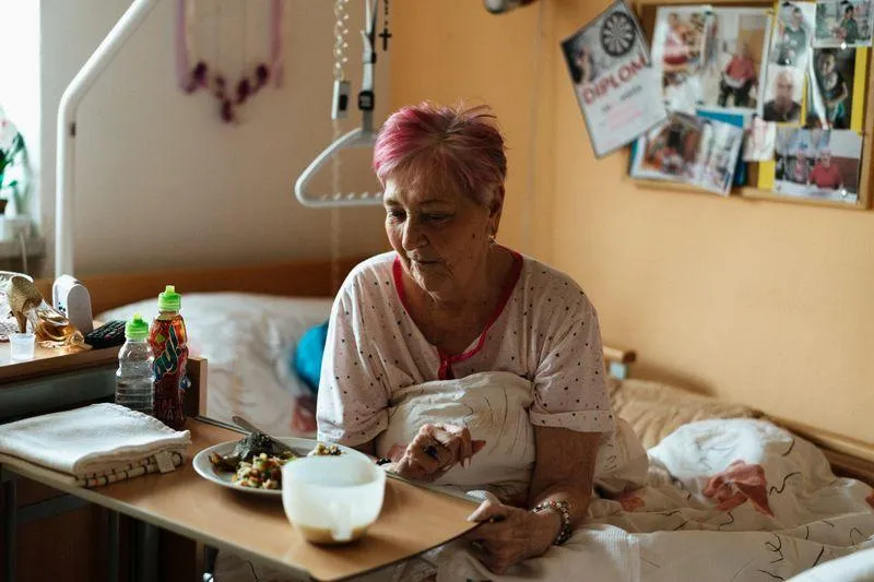 seniorenbetreuung alltag gesundheit — Symbolbild zum Ratgeber „Alltagsbegleiter Hamburg – Was sie tun & wie §45b zahlt“