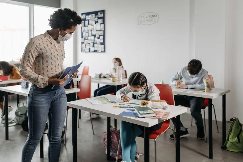 schulbegleitung schulalltag unterstuetzung — Symbolbild zum Ratgeber „Verdacht auf Autismus beim Kind: Anlaufstellen in Hamburg — und was Sie in der Wartezeit tun koennen“