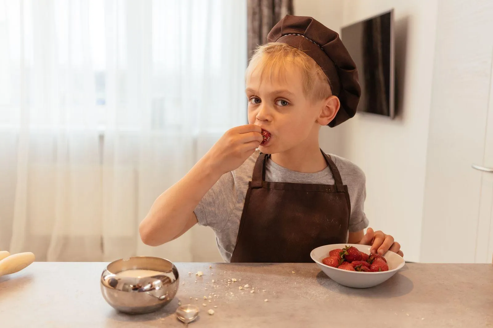 kinderbetreuung kochen backen — Symbolbild zum Ratgeber „Babysitter, Nanny, Leihoma oder Agentur? Kinderbetreuung in Hamburg im ehrlichen Vergleich“