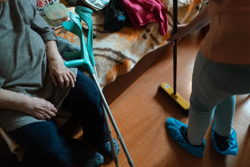 seniorin reinigung haushaltshilfe zuhause — Symbolbild zum Ratgeber „Entlastungsbetrag in Hamburg beantragen“