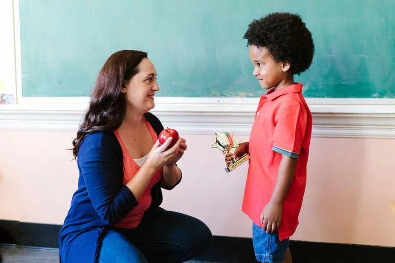 schulbegleitung lernen unterstuetzung — Symbolbild zum Ratgeber „Familienentlastender Dienst: Auszeit für Eltern besonderer Kinder und wer das bezahlt“