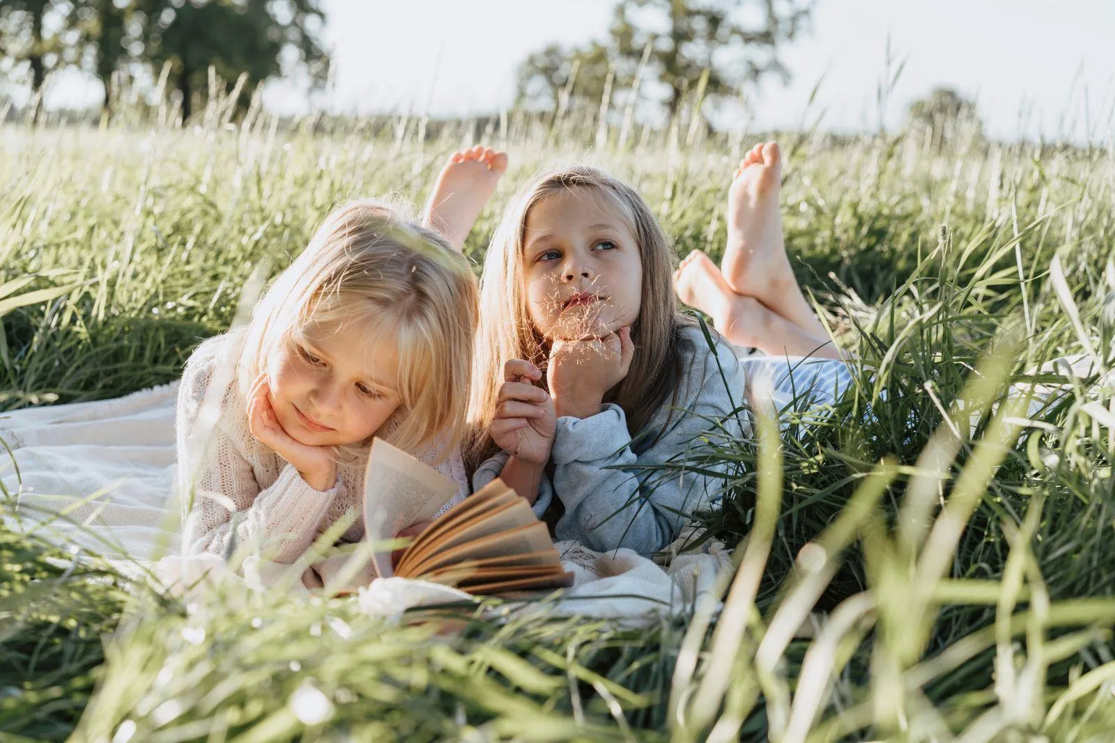 kinderbetreuung lesen vorlesen — Symbolbild zum Ratgeber „Wenn Mama oder Papa ausfällt: Familienentlastung von der Krankenkasse (§38 SGB V)“