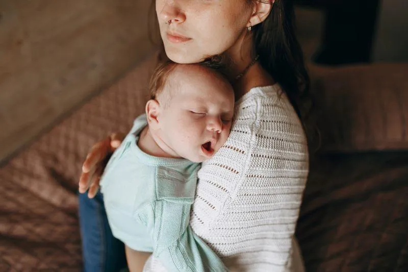 wochenbett mutter baby zuhause — Symbolbild zum Ratgeber „Haushaltshilfe nach Geburt & Kaiserschnitt: Ihr Anspruch nach §24h SGB V“