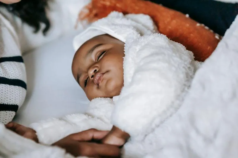 wochenbett mutter baby zuhause — Symbolbild zum Ratgeber „Zwillinge oder Mehrlinge erwartet? Diese Unterstuetzung zahlt die Krankenkasse“