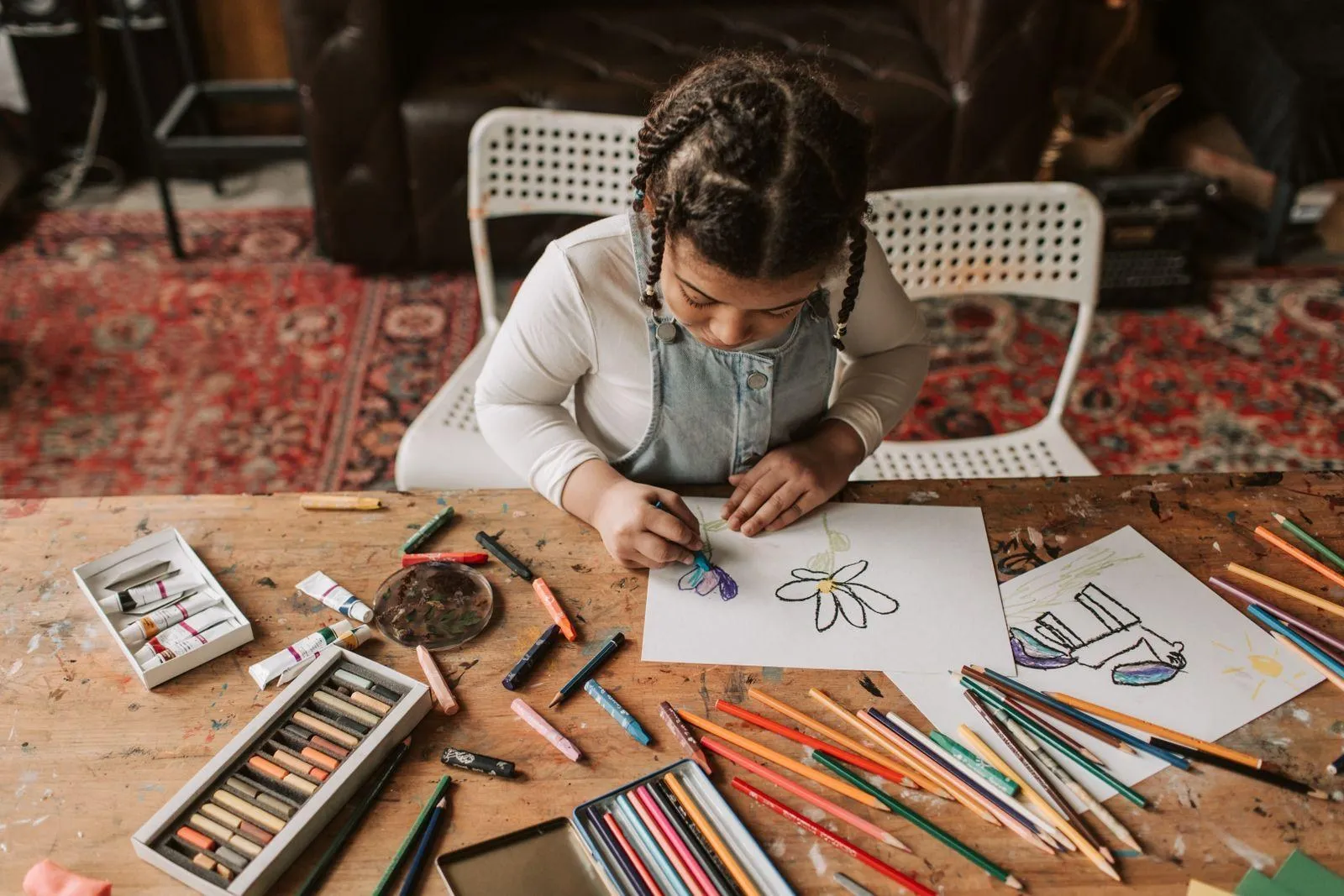 kinderbetreuung basteln — Symbolbild zum Ratgeber „Kinderbetreuung zu Hause: Wann sie die bessere Wahl ist — Kosten, Modelle, Qualitaet“