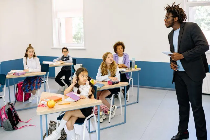 schulbegleitung individuelle begleitung — Symbolbild zum Ratgeber „Kindergeld ohne Altersgrenze: Was fuer Kinder mit Behinderung gilt“