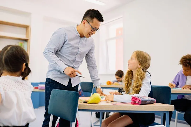 schulbegleitung unterstuetzung — Symbolbild zum Ratgeber „Medizinische Schulbegleitung: Wer sie leistet, wer sie zahlt — und wo Betreuung beginnt“