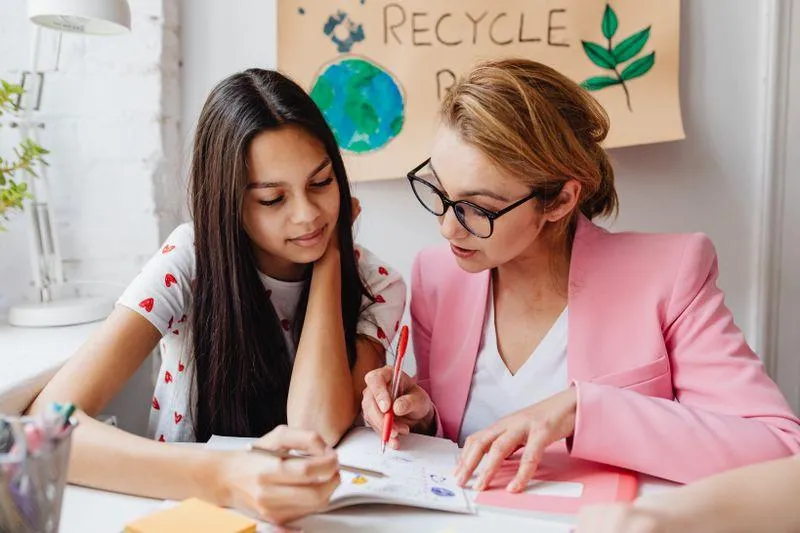 schulbegleitung lernen unterstuetzung — Symbolbild zum Ratgeber „Nachteilsausgleich in der Schule: Was Ihrem Kind zusteht und wie Sie ihn in Hamburg beantragen“