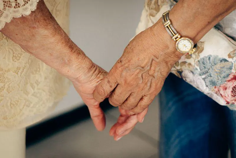 seniorenbetreuung alltag gesundheit — Symbolbild zum Ratgeber „Pflegegrad bei Demenz: Warum die Einstufung oft zu niedrig ist — und was Sie tun koennen“