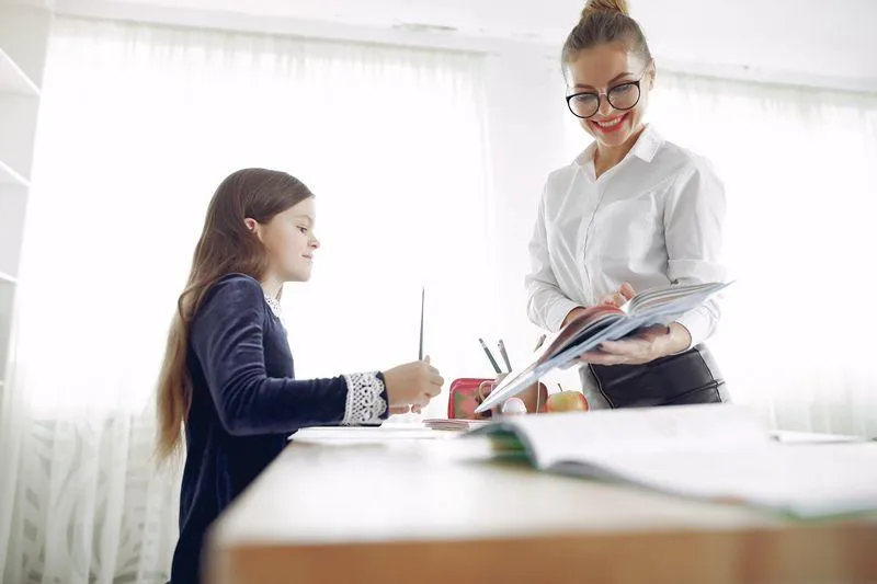schulbegleitung unterstuetzung — Symbolbild zum Ratgeber „Pflegegrad bei Autismus: Warum viele Kinder zu niedrig eingestuft werden“