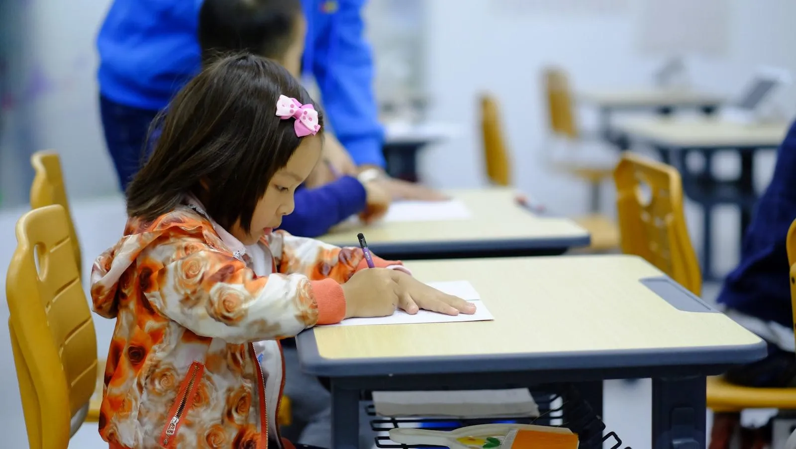 schulbegleitung schulalltag — Symbolbild zum Ratgeber „Pflegegrad für Kinder beantragen: So läuft die Begutachtung wirklich ab“