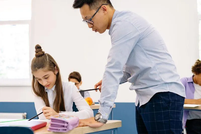 schulbegleitung unterstuetzung — Symbolbild zum Ratgeber „Was macht ein Schulbegleiter? Aufgaben, Grenzen und ein typischer Schultag“