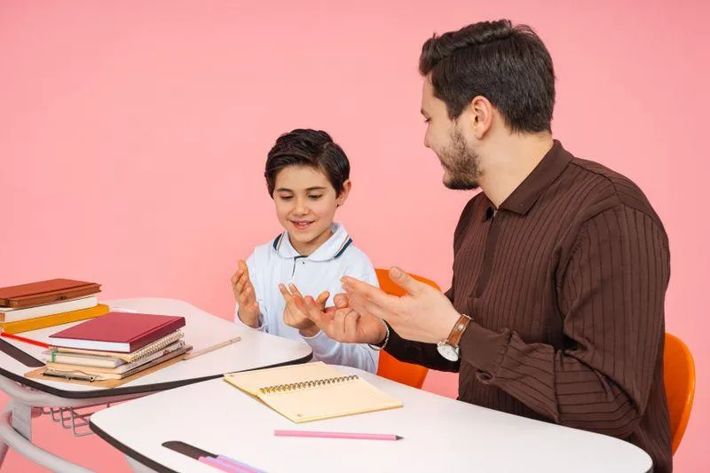 schulbegleitung lernen unterstuetzung — Symbolbild zum Ratgeber „Schulbegleitung gekürzt oder abgelehnt? Ihre Rechte, Widerspruch und Fristen“