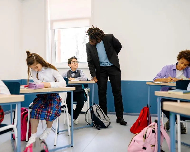 schulbegleitung individuelle begleitung — Symbolbild zum Ratgeber „Schulbegleitung Hamburg beantragen: Der vollständige Eltern-Ratgeber“