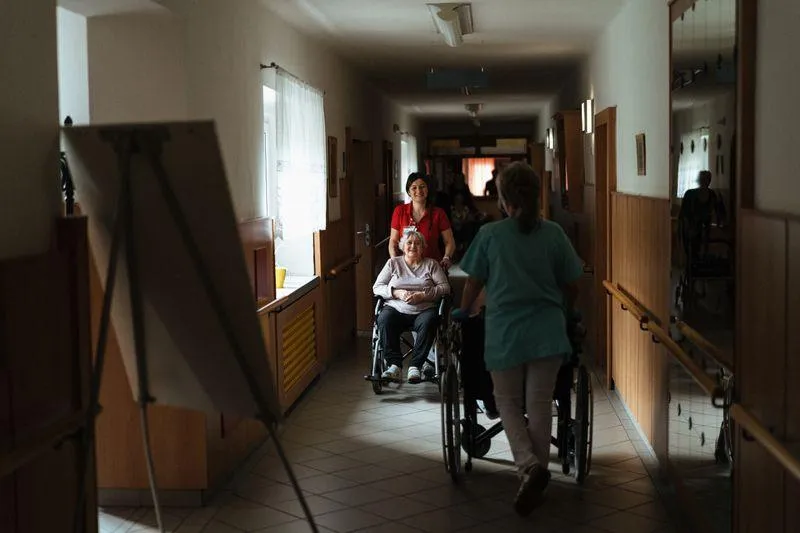 seniorenbetreuung persoenliche unterstuetzung: Symbolbild zum Ratgeber „Tagespflege in Hamburg: Kosten, Zuschuesse der Pflegekasse und die Alternative zuhause“