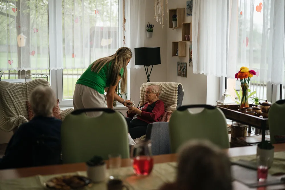 seniorin unterstuetzung wohnbereich — Symbolbild zum Ratgeber „Verhinderungspflege 2027: Abgeschafft? Was vom 3.539-€-Topf bleibt“