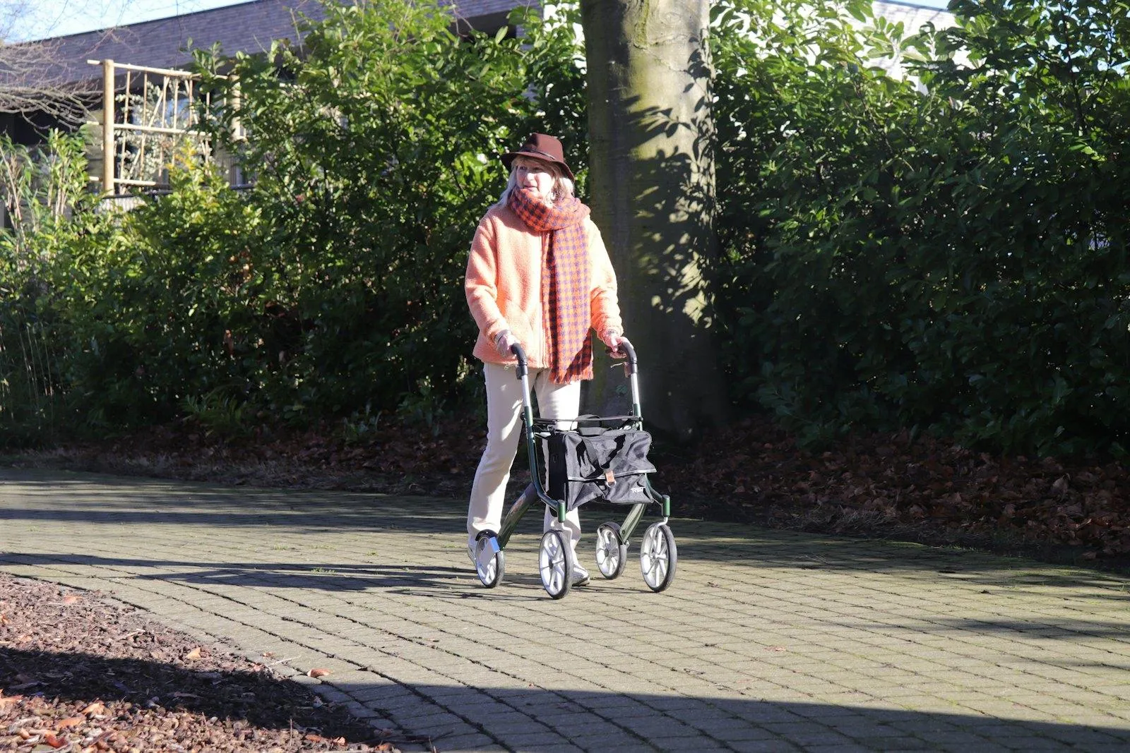 seniorenbetreuung alltag begleitung — Symbolbild zum Ratgeber „Verhinderungspflege 2026: 3.539 € – was Hamburg-Familien jetzt wissen müssen“